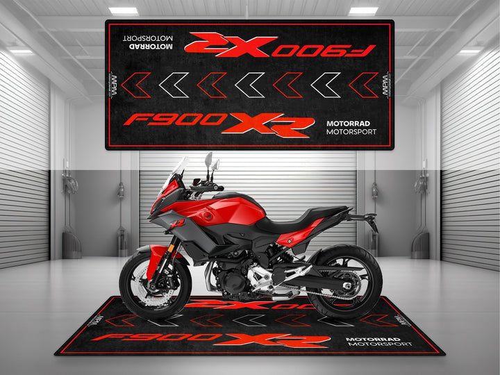 BMW F900 XR Racing Red için üretilmiş motosiklet halısı. Parlak kırmızı rengiyle dikkat çeken şık ve sportif görünüm.
