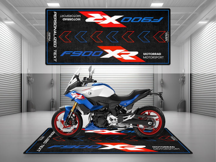 BMW F900XR Sport beyaz-kırmızı-mavi rengiyle park halısı. Motosiklet teşhiri ve showroom halısı olarak öne çıkar.

