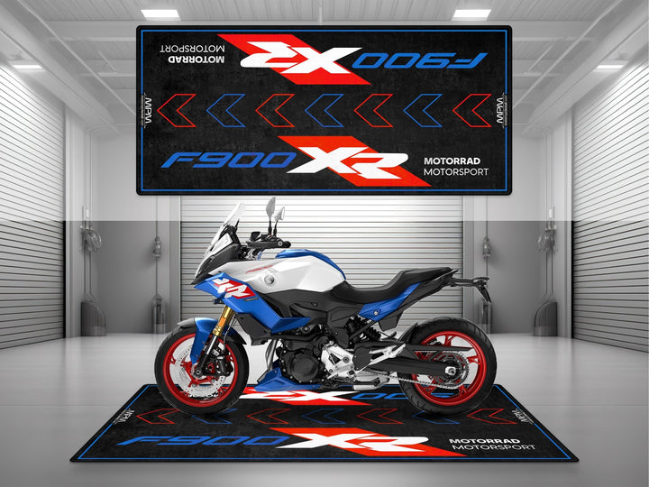 BMW F900 XR Sport için üretilmiş motosiklet halısı. Beyaz, mavi ve kırmızı tonlarıyla dikkat çeken dinamik tasarım.
