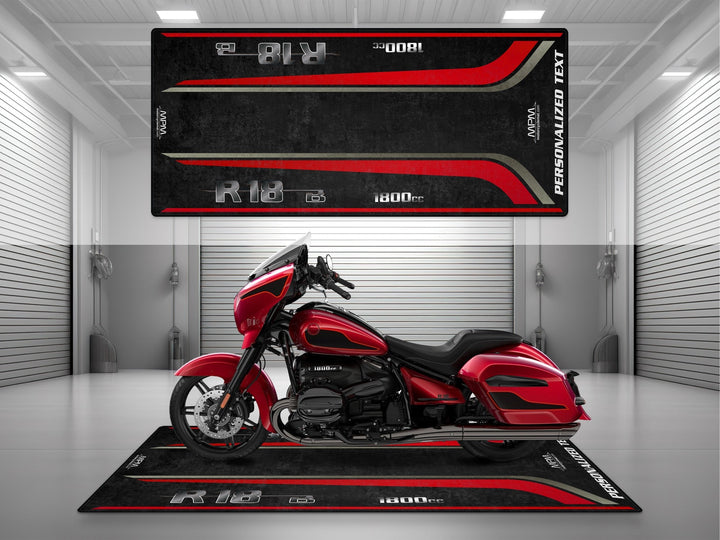 Kişiye özel R18B pit matı. Ateş kırmızısı stiliyle motosiklet teşhiri ve showroom halısı olarak öne çıkar.
