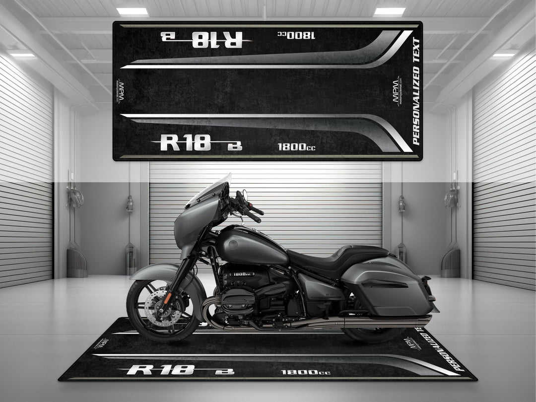 Kişiye özel tasarımlı R18 B pit matı. Mineral gri tonu ile motosiklet teşhiri ve showroom halısı için birebir.
