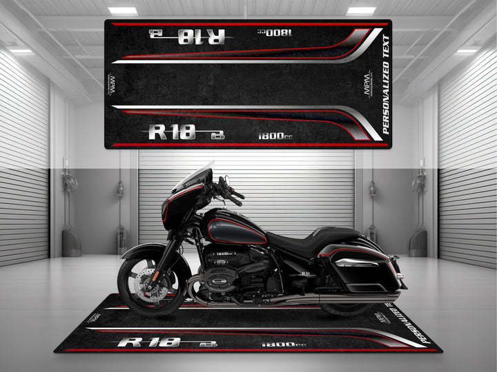 Kişiye özel tasarımlı R18B pit matı. Black Pearl detaylarıyla showroom halısı ve motosiklet teşhiri için uygundur.
