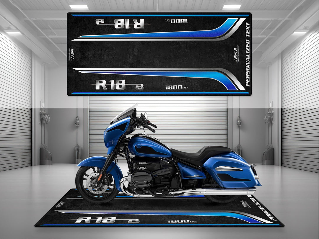Kişiye özel tasarımlı R18B pit matı. Yarış mavisi rengiyle showroom halısı ve motosiklet teşhiri için birebir.
