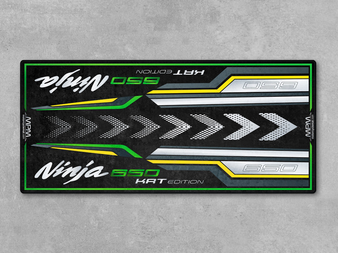 Ninja 650 KRT Edition motosiklet pit mat – yeşil, siyah ve beyaz özel tasarım halı
